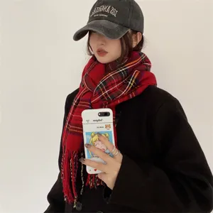 Écharpe écossaise rouge effet cachemire vue de détail avec texture douce et motif classique.
