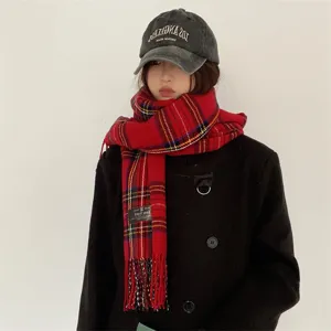 Écharpe d'hiver à carreaux rouges pour femmes, motif tartan classique, châle chaud et douillet.