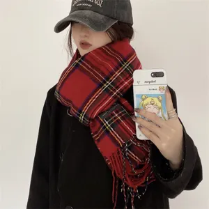 Vue détaillée de l'écharpe d'hiver femme à carreaux rouges imitation cachemire douce et chaude.