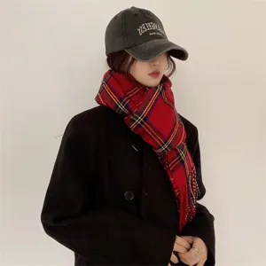 Détail écharpe d'hiver à carreaux rouges, cachemire synthétique doux, châle chaud pour femmes.
