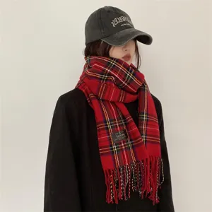 Echarpe d'hiver carree rouge pour femme, motif tartan classique, douce et chaude.