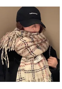 Gros plan sur l'écharpe à franges à carreaux style coréen, accessoire d'hiver tricoté chaud.