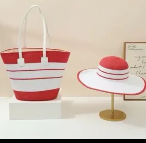 Detailansicht des rot-weiß gestreiften Strohhutes und der passenden Strandtasche für den Urlaub.