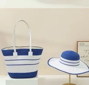 Detailansicht von blau-weißen Stroh-Strandhut und passender Tasche mit feiner Flechtung.