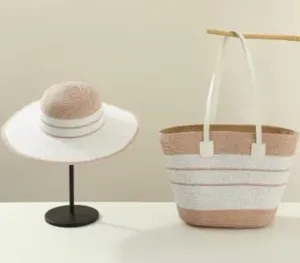 Detailansicht des stilvollen Strohhuts und Taschen-Sets mit elegantem, gestreiftem Design.
