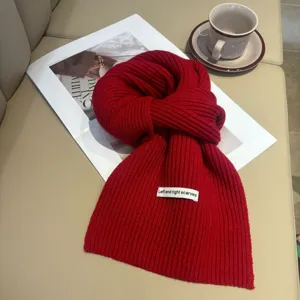 Sciarpa in lana lavorata a maglia rossa per donna inverno caldo stile dopamina morbido.