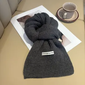 Comoda sciarpa in maglia grigio scuro da donna, morbido scaldacollo invernale a costine.