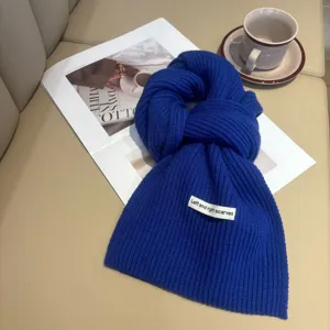 Morbida sciarpa invernale in maglia da donna, scaldacollo blu caldo e accogliente ogni giorno.