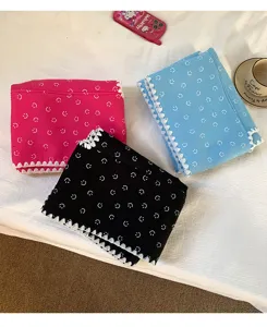 Écharpe d'hiver chaude avec imprimé smiley mignon et bordure en dentelle, douce et confortable.
