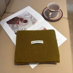 Confortevole sciarpa in maglia verde oliva da donna, morbido scaldacollo invernale termico.