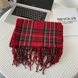Vue détaillée de l'écharpe d'hiver à carreaux rouges, châle chaud doux pour femmes.
