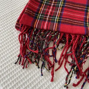 Écharpe classique à carreaux rouges avec franges, douce et chaude style cachemire hiver.