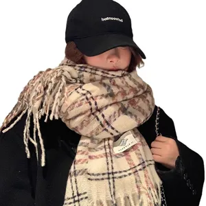 Écharpe à franges à carreaux d'automne et d'hiver de style coréen avec casquette noire, mode.