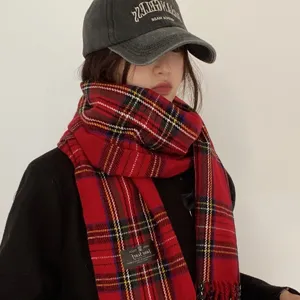 Écharpe à carreaux rouge pour femme, douce écharpe d'hiver imitation cachemire et chaud châle.