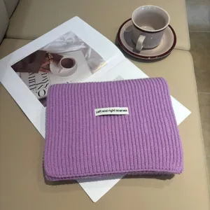 Dettaglio sciarpa in maglia viola, collo in lana morbida e accogliente, accessorio invernale caldo