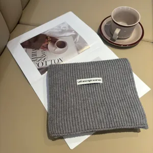 Comoda sciarpa in maglia grigia da donna, scaldacollo invernale morbido ed elegante.