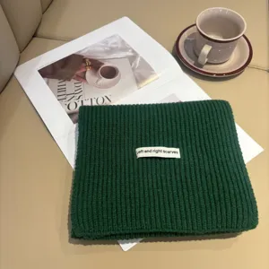 Sciarpa in maglia verde scuro da donna, morbido e caldo scaldacollo invernale a coste.