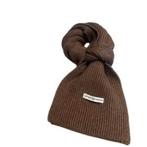 Sciarpa in maglia marrone comoda per donna, scalda collo invernale caldo, accessorio elegante.