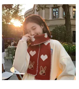 Bufanda de punto roja con corazones blancos y conejitos, accesorio de invierno cálido.