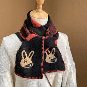 Detalle de bufanda de punto con bonito patrón de conejito y textura de lana suave.