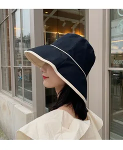 Chapeau bob femme d'été à large bord en noir avec bordure crème contrastée, protection.