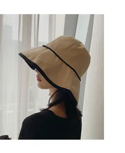 Chapeau bob beige à large bord, chapeau de soleil d'été, vue détaillée de la coupe.