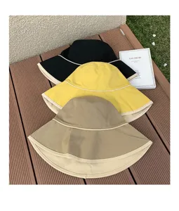Gros plan du chapeau de pêcheur d'été, large bord, protection solaire, style décontracté.