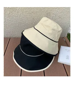 Gros plan de bobs élégants pour femmes en beige et noir, parfaits pour la protection solaire.