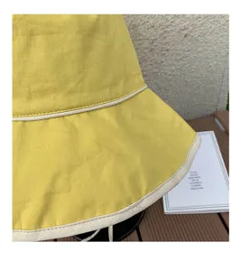 Chapeaubob jaune pour femme avec bord blanc, large bord chapeau de soleil d'été.