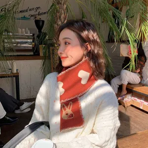 Bufanda de invierno de punto rojo para mujer con corazones y conejos, vista principal acogedora.