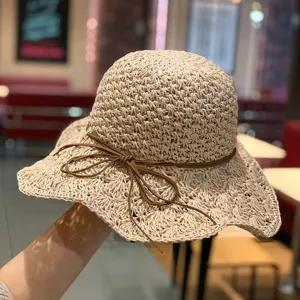 Vue détail chapeau de paille d'été japonais, chapeau de plage tissé avec nœud.