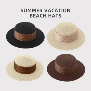 Kollektion von Strohhüten für den Sommer in verschiedenen Farben mit dekorativem Band