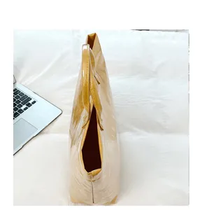 Vista ravvicinata della borsa shopper jelly trasparente in PVC con dettagli e grande capacità.