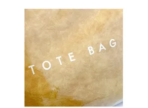 Primo piano della borsa tote impermeabile in PVC con una texture unica e stampa.