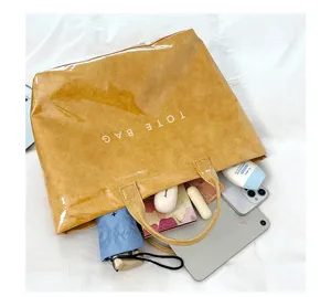 Vista dettagliata della grande borsa tote gialla in PVC impermeabile con capienza giornaliera.