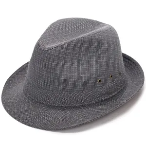 Nahaufnahme der atmungsaktiven Leinenoptik und Belüftungsösen des grauen Fedora-Hutes.