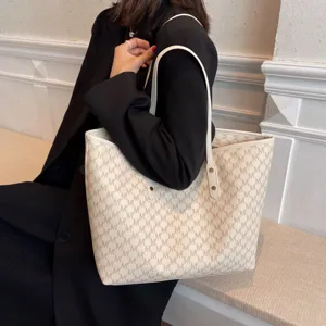 Detailansicht der stilvollen Damen Shopper Tasche mit Monogramm Print und bequemen Tragegurten.