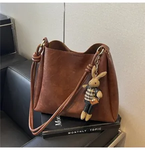 Retro large capacity women shoulder bag autumn winter casual commuting tote bag detail view