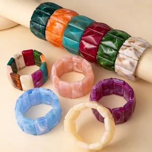Gros plan de bracelets en acrylique marbré coloré montrant diverses textures de pierre