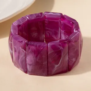 Vue rapprochée du bracelet en acrylique marbré violet montrant sa texture unique