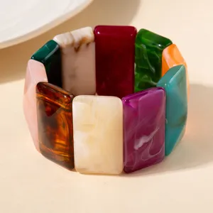 Vue détaillée des perles rectangulaires en acrylique marbré d'un bracelet tendance.