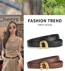 Détail de ceinture femme tendance en cuir PU noir et marron avec boucle dorée chic.