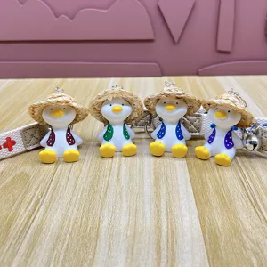 Schattige cartoon eend sleutelhanger set strohoed dier poppen rugzak tas ornament