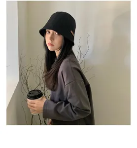Détail chapeau bob noir, chapeau de soleil en coton style décontracté pour femme quotidien.