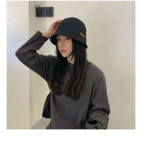 Chapeau bob noir classique pour femmes, design uni décontracté, matériau en coton confortable.