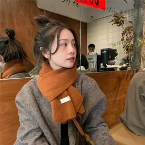 Comoda sciarpa invernale in maglia da donna, elegante scaldacollo caldo e morbido.