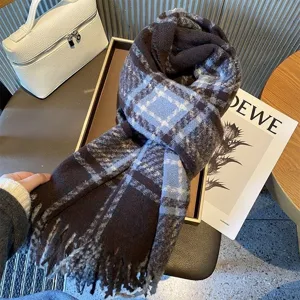 Écharpe longue à carreaux bleu brume avec franges, accessoire d'hiver chaud et élégant.