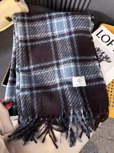 Écharpe hiver carreaux bleue chaude franges douce élégante mode style châle confortable.