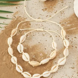 Dettaglio di set collana e bracciale con conchiglie naturali per gioielli in stile estivo