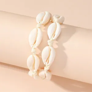 Dettaglio di braccialetti in conchiglie naturali per vacanze al mare, gioiello fatto a mano